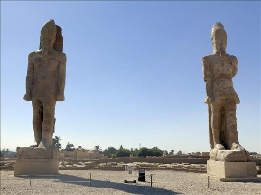 Los colosos de Amenofis III flanquean de nuevo el norte del templo del faraón