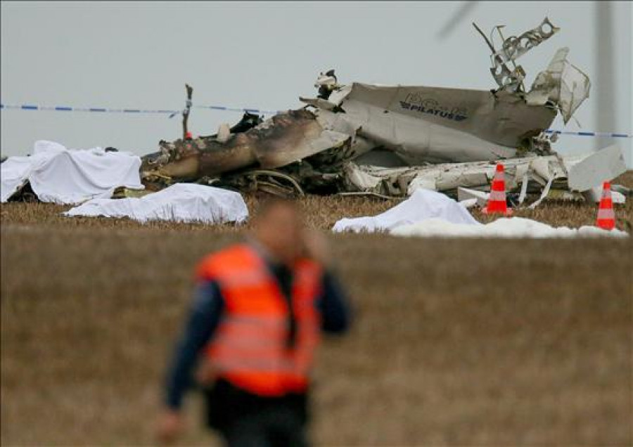 Once muertos al estrellarse en Bélgica un avión con paracaidistas