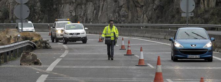 Los vecinos temen que la autopista pueda sufrir nuevos desprendimientos