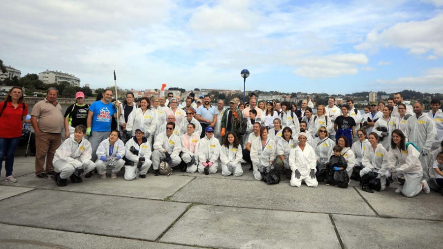 Decenas de personas participan en una limpieza de la ría de O Burgo promovida por redes sociales