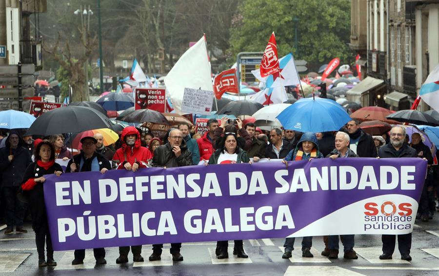 Miles de personas toman Santiago contra las políticas sanitarias de Feijóo
