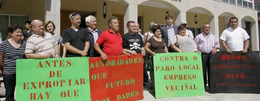 Medio centenar de  expropiados exigen al Puerto que abone lo que se les debe