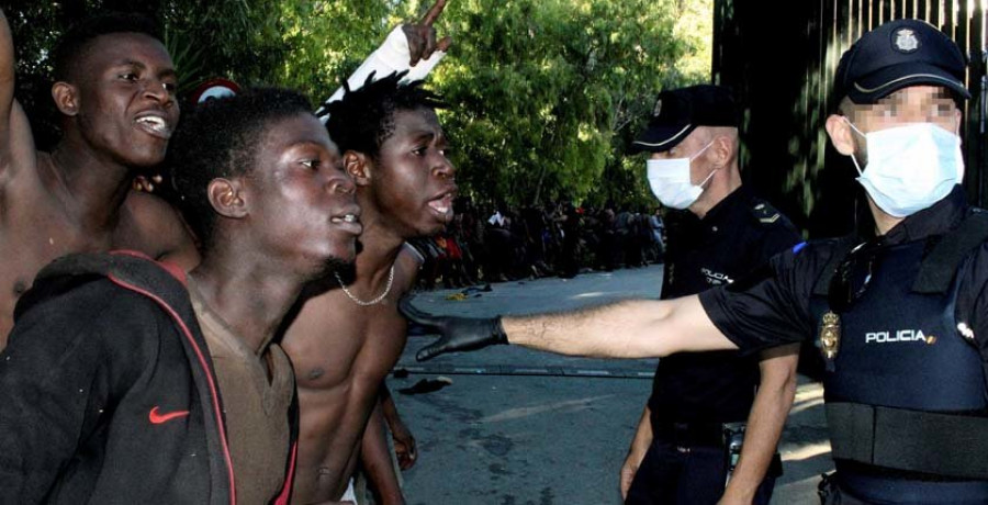 Más de 600 inmigrantes asaltan la valla de Ceuta y hieren a 22 agentes
