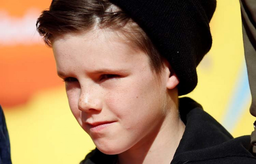 Cruz Beckham lanza su primer videoclip rodeado de sus hermanos