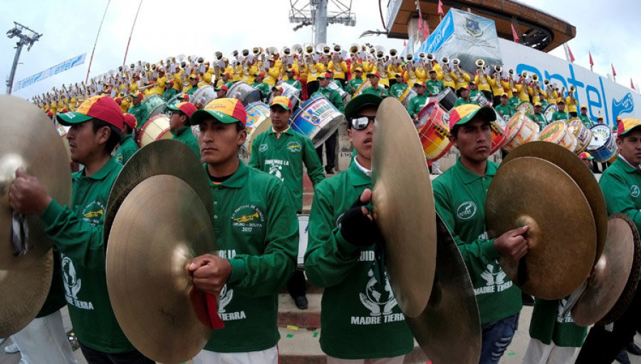 El retumbar de la música acaba con la calma de la ciudad boliviana de oruro