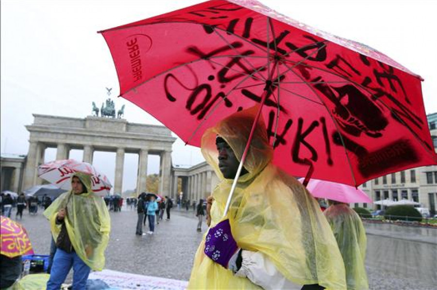 Refugiados en la Puerta de Brandeburgo siguen en huelga de hambre en apoyo de asilo