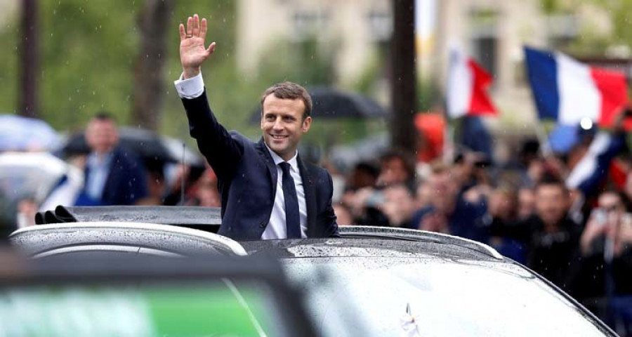 La popularidad de Macron 
cae diez puntos en el último 
mes para situarse en el 54%