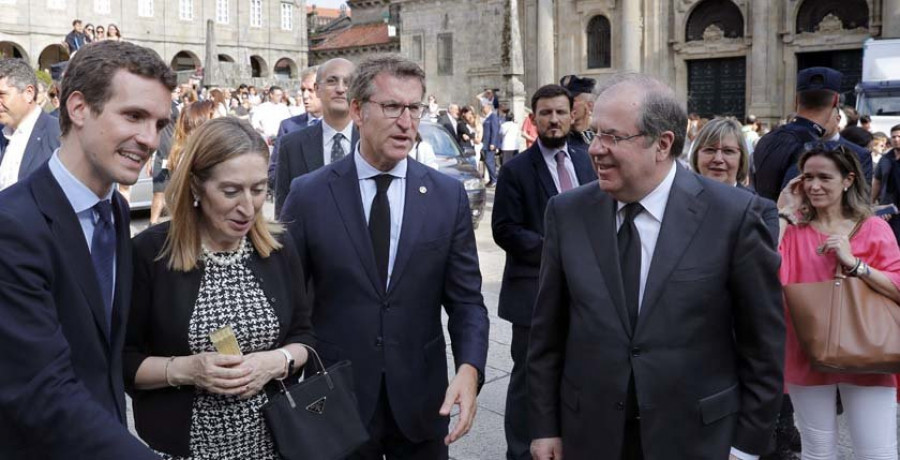 Casado se estrena al frente del PP acompañando a Feijóo en el funeral institucional de Albor