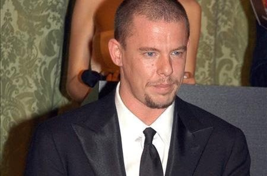 Una biografía afirma que Alexander McQueen planeó suicidarse en un desfile