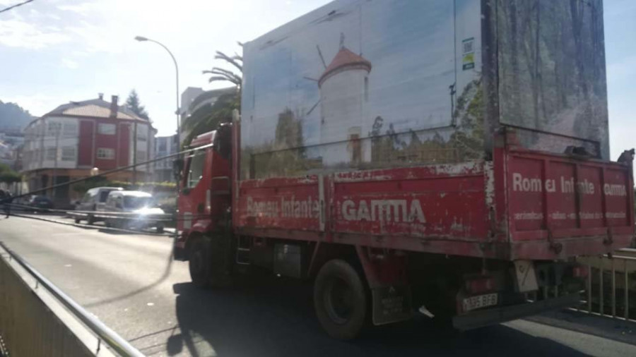 Un camión derriba  tres postes de telefonía  y obliga a cortar  un carril de circulación y la vía del tren en Miño