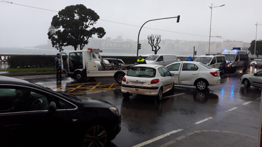 Una colisión múltiple provoca la congestión del Paseo Marítimo