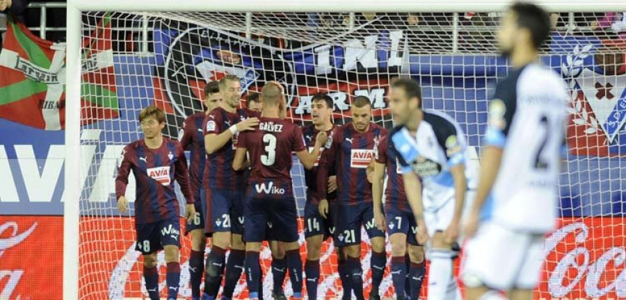 Los errores defensivos llevan al Deportivo a sufrir una dolorosa derrota ante el Eibar