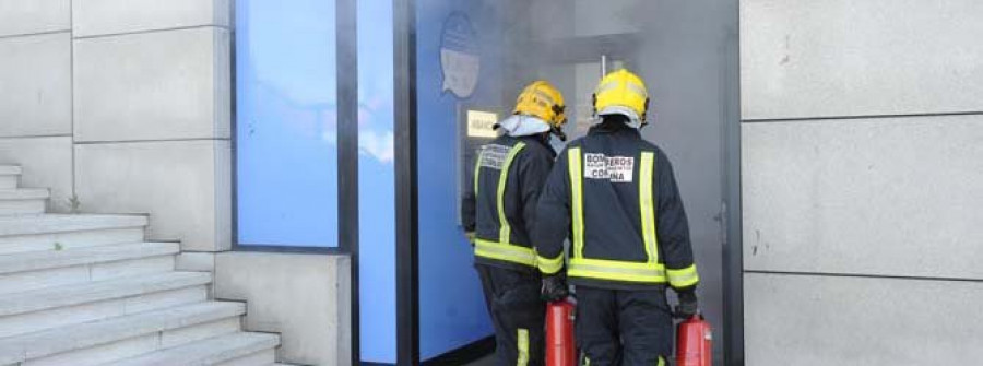 Los bomberos demuestran en A Grela su eficacia en un simulacro con dos incendios simultáneos