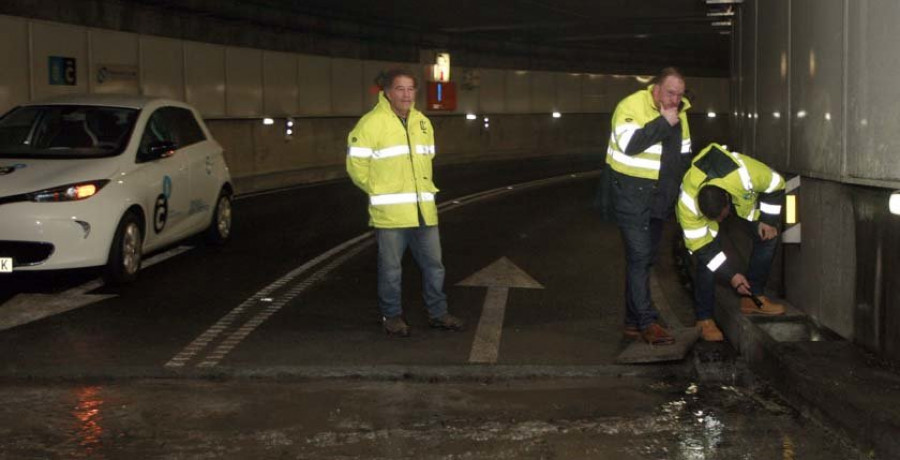 Los técnicos achican el agua del túnel de María Pita para intentar reabrirlo esta tarde