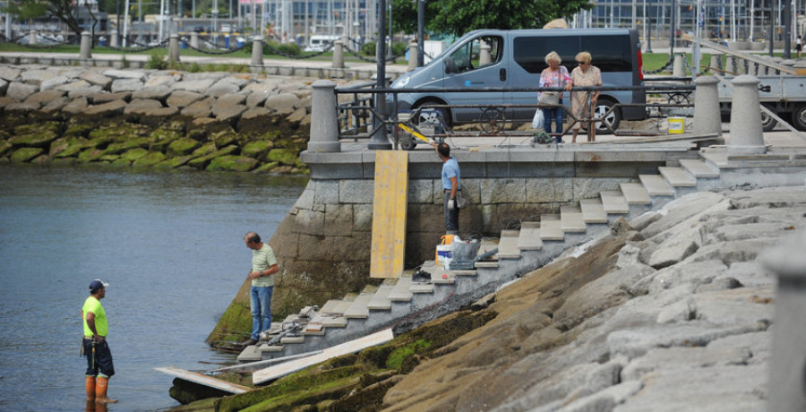 El Gobierno municipal ultima la ampliación de las escaleras de O Parrote usadas por bañistas