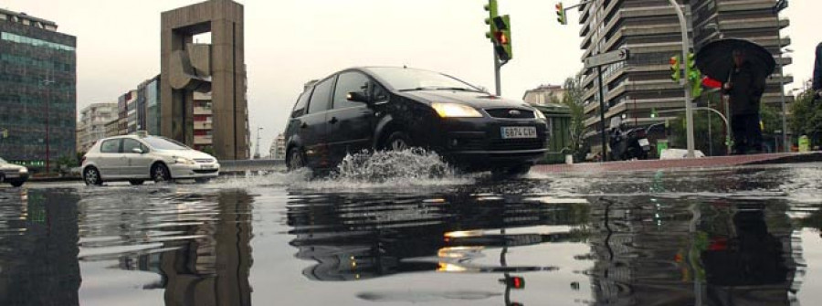 Una tromba de agua que alcanzó los 30 litros por metro cuadrado inunda la zona de Balaídos