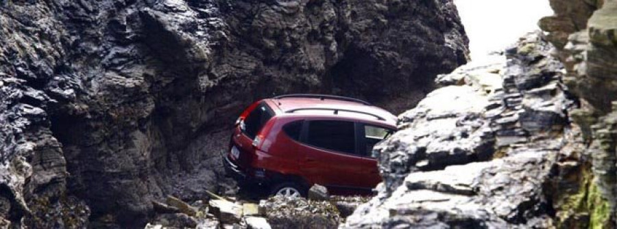 Rescatan a cuatro jóvenes, uno de ellos menor de edad, tras caer su vehículo al agua en Foz