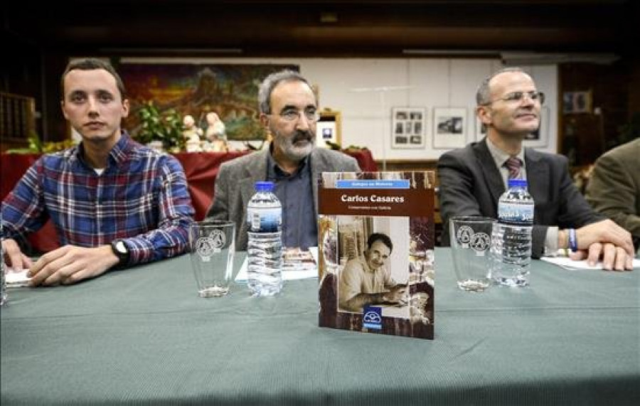 La primera biografía de Carlos Casares recoge su compromiso con Galicia