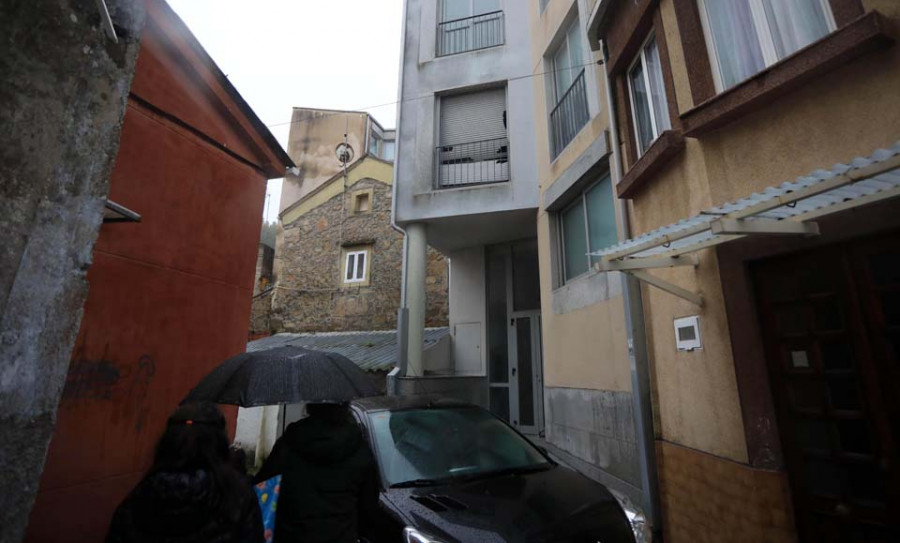 Los vecinos de Palavea insisten en que la solución contra la okupación es que la Sareb ceje en su inacción