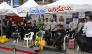 Los coruñeses acuden a su cita con la Barbería Solidaria para afeitarse y cortarse el pelo