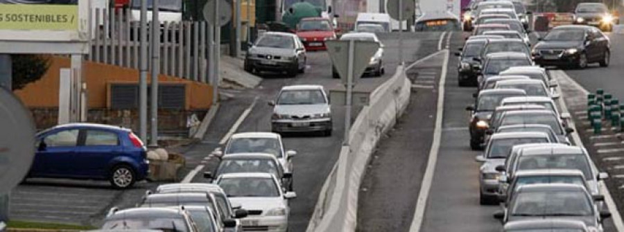 Un puente marcado por el mal tiempo causa embotellamientos en los accesos a Marineda City