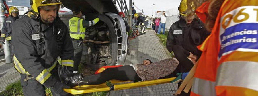 Herida una conductora que empotró su turismo contra la pasarela del Hospital