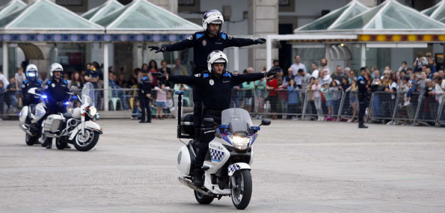 Los policías locales exhiben su habilidad en la moto para el deleite de niños y adultos en María Pita