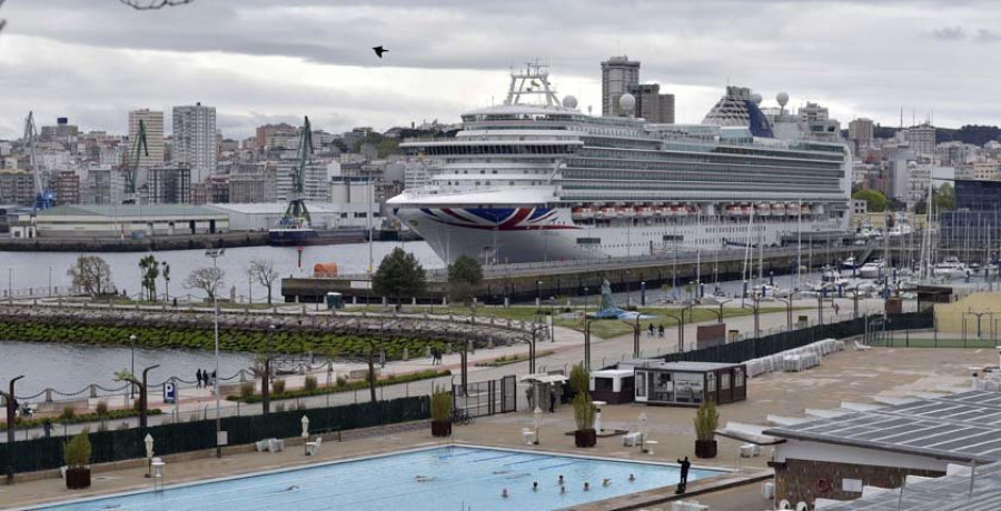 La escala del “Ventura” anima la zona centro con cientos de cruceristas