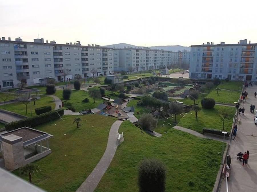 Se derrumba un parque infantil sobre un parking