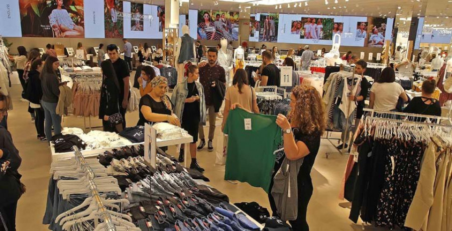 Inditex reabre Lefties en Marineda City con el doble de espacio e imagen diáfana