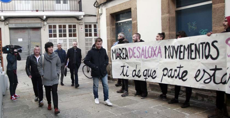 Los okupas boicotean un encuentro del Gobierno local sobre la Comandancia