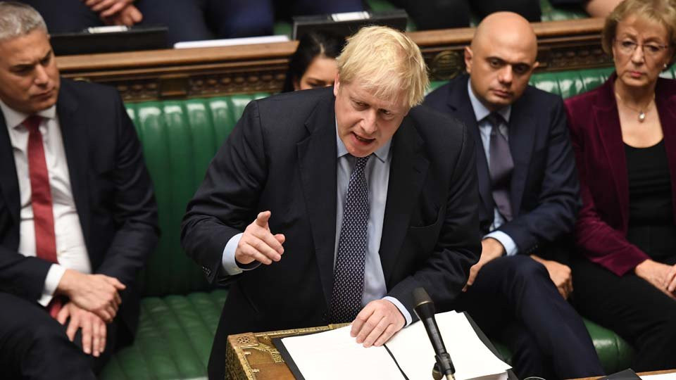 Johnson sufre otro revés al respaldar  los diputados un aplazamiento del Brexit