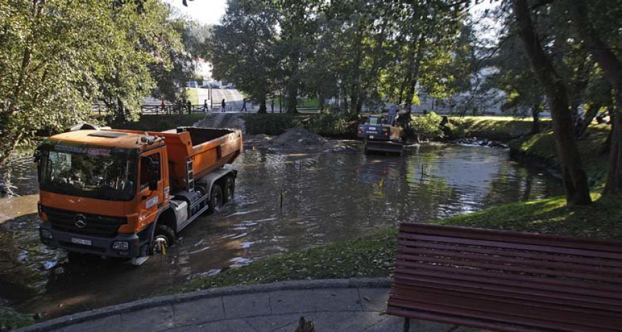 La defensa medioambiental impide limpiar la maleza del río de Arteixo