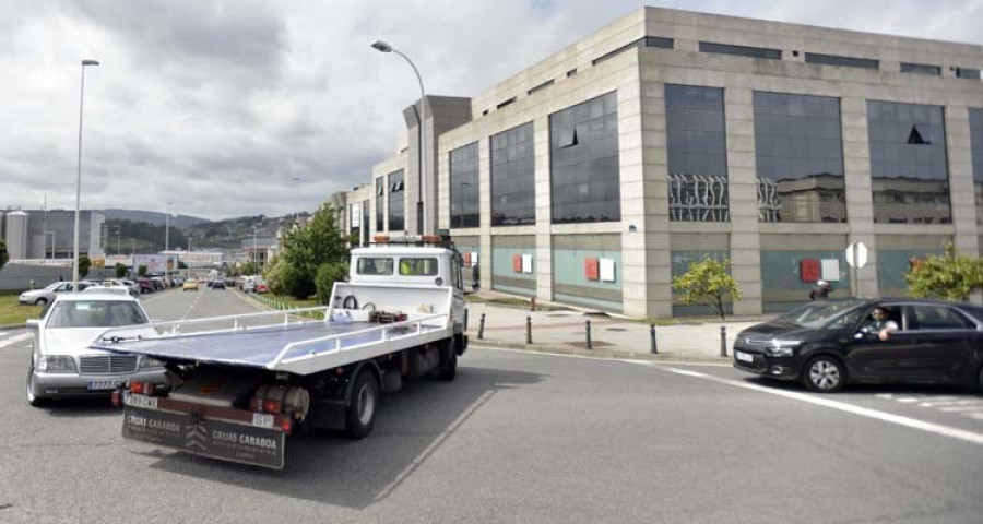 El Ayuntamiento se compromete a iniciar las obras de dos glorietas en A Grela en un plazo de dos meses