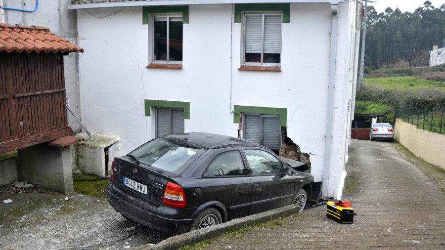 Una conductora empotra su coche contra una casa de Lorbé al sufrir una indisposición
