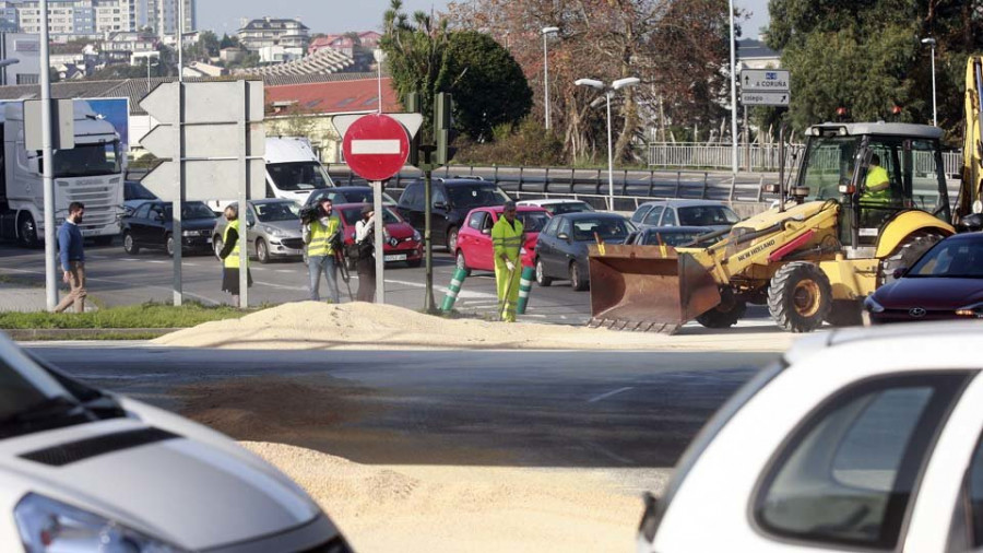 Un camión vierte casi una tonelada de maíz en la rotonda de A Pasaxe