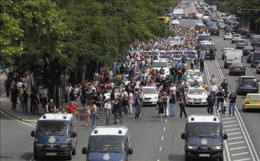 Un millar de taxistas dicen no en Madrid a las centrales de reserva como Uber