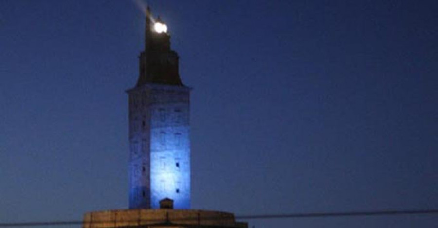 La Torre de Hércules se viste de azul en solidaridad con el autismo