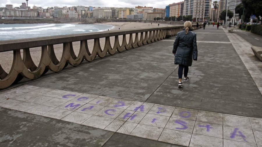 Varias pintadas vandálicas en el Paseo Marítimo vuelven a empañar la celebración del 8-M