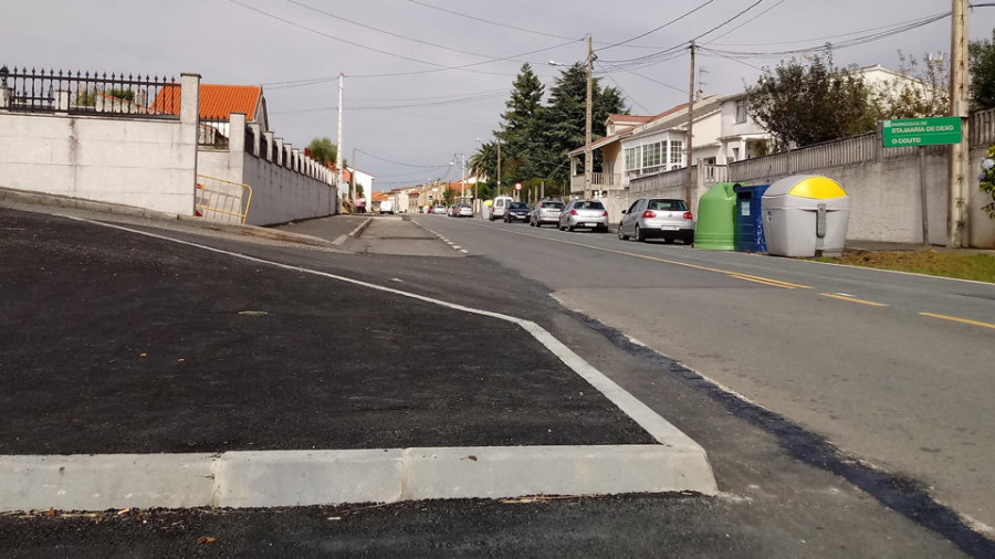 La celeridad en la obra de una senda peatonal en Lorbé contrasta  con la demora en la de otra de Mera a Veigue