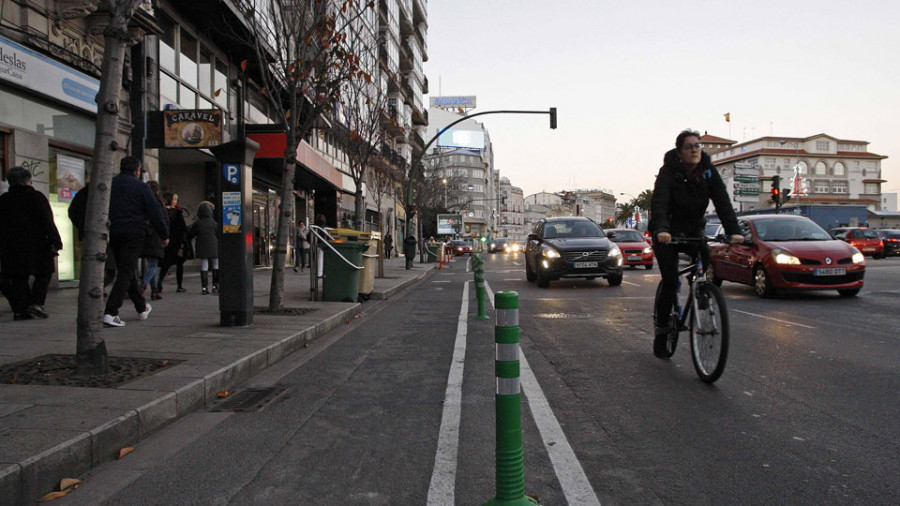 El carril bici de Linares Rivas impide el acceso a las aceras de los vehículos  de emergencias