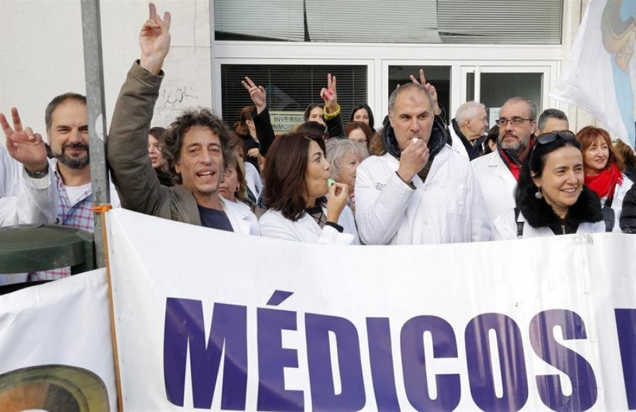 Médicos Galicia: Protestas ante el Parlamento por el "estado" de la sanidad