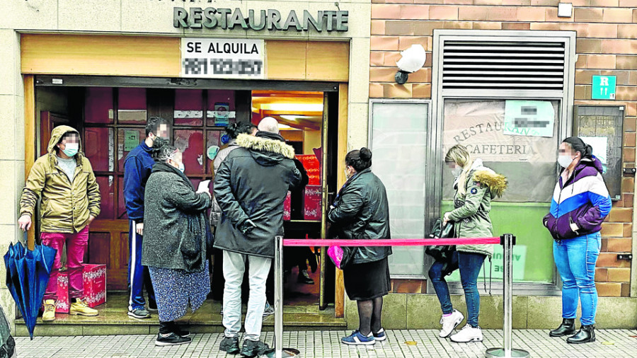 Comienza el reparto de 3.000 cestas solidarias en el antiguo local del restaurante Manolito