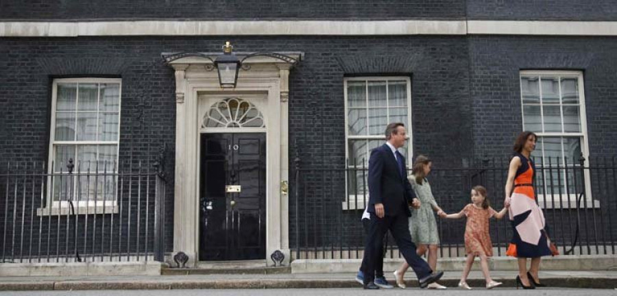 Cameron pide en su despedida que se mantenga al Reino Unido cerca de la UE