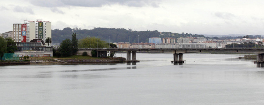 Los mariscadores solo pudieron faenar en la ría de O Burgo un mes entero desde que empezó 2016