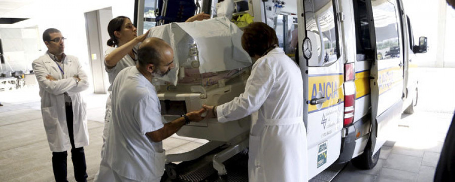 Dos vigilantes del hospital Álvaro Cunqueiro evitan que un joven se tire desde un puente