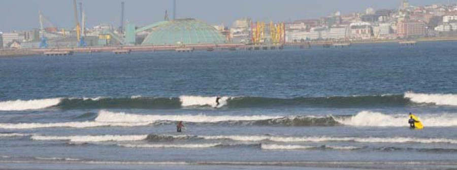 La práctica de surf en la playa de Bastiagueiro quedará en verano restringida a zonas acotadas