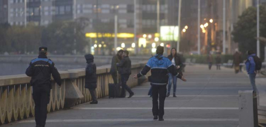 La alerta naranja obliga al primer cierre del invierno del Paseo Marítimo