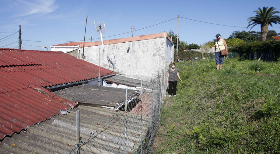 Los vecinos de Eirís piden una solución a la presencia de tierra en sus casas