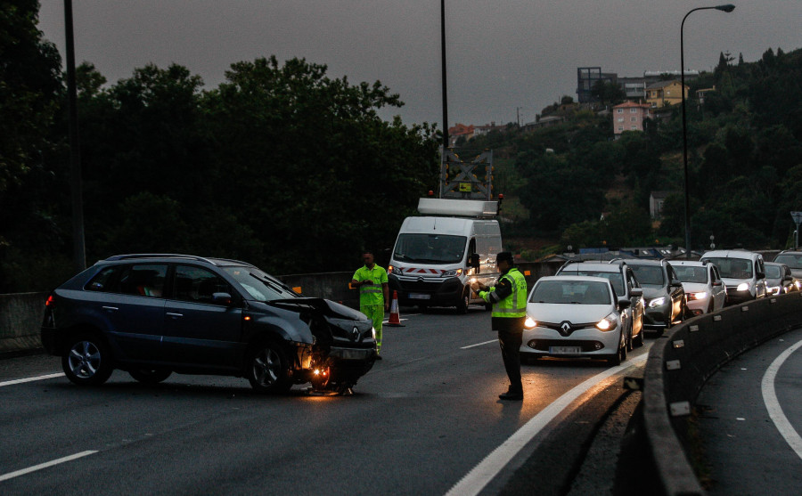 Sendas salidas de vía en solo una hora en Alfonso Molina y la AP-9 provocan atascos